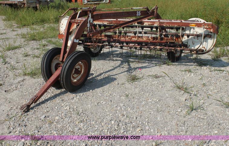 image for item G4098 International 35 side delivery hay rake