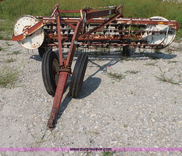 image for item G4098 International 35 side delivery hay rake