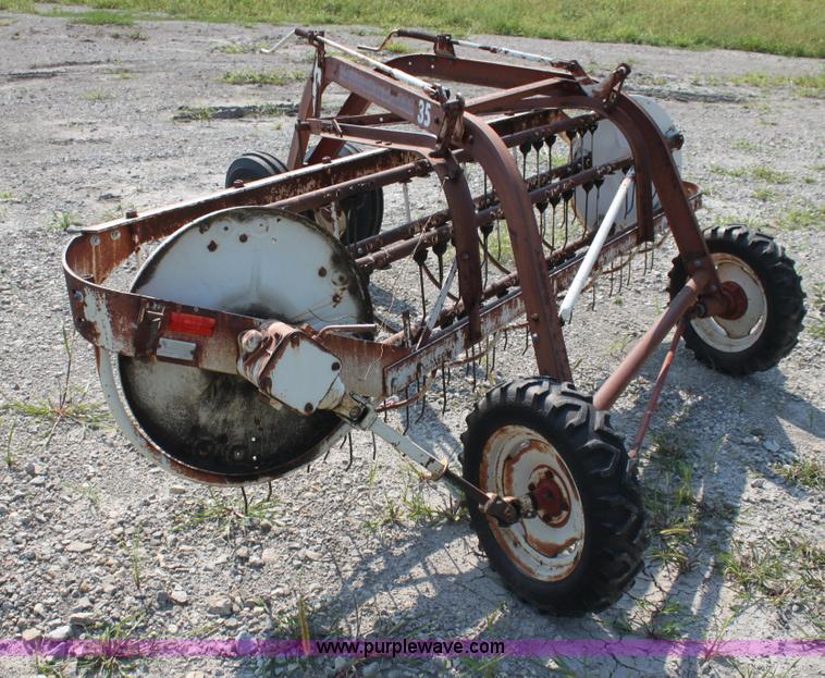 image for item G4098 International 35 side delivery hay rake