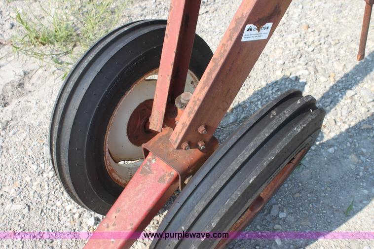 image for item G4098 International 35 side delivery hay rake