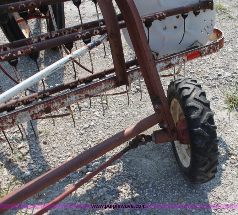 image for item G4098 International 35 side delivery hay rake