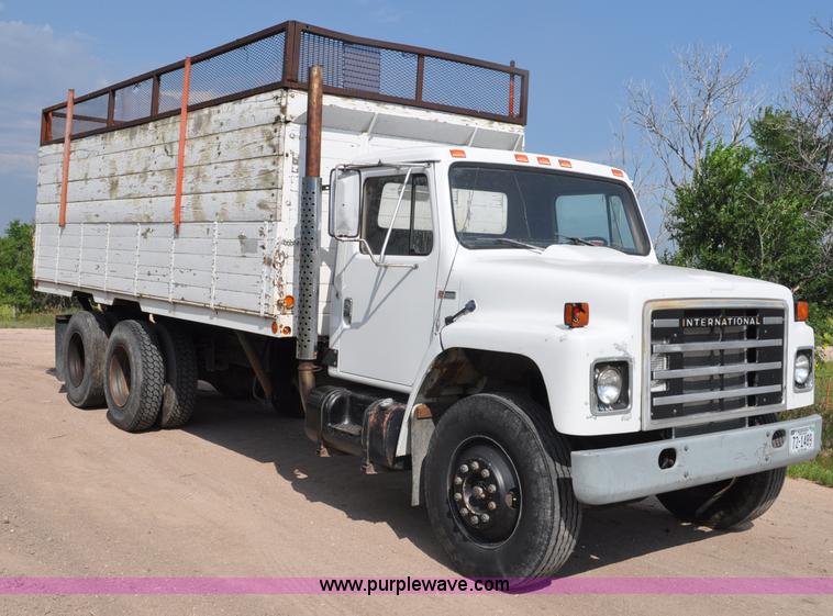 image for item G6148 1979 International 1854 dump truck