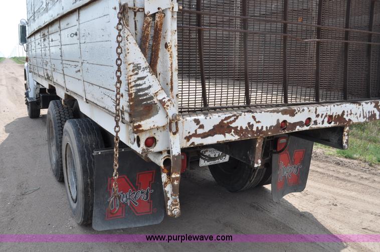 image for item G6148 1979 International 1854 dump truck