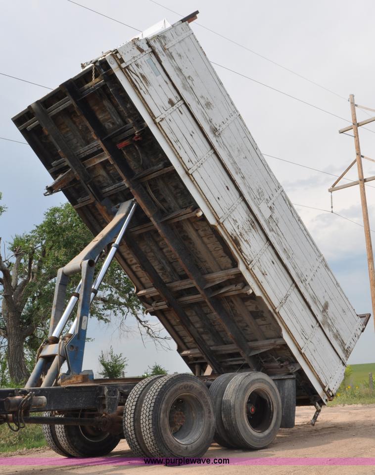 image for item G6148 1979 International 1854 dump truck