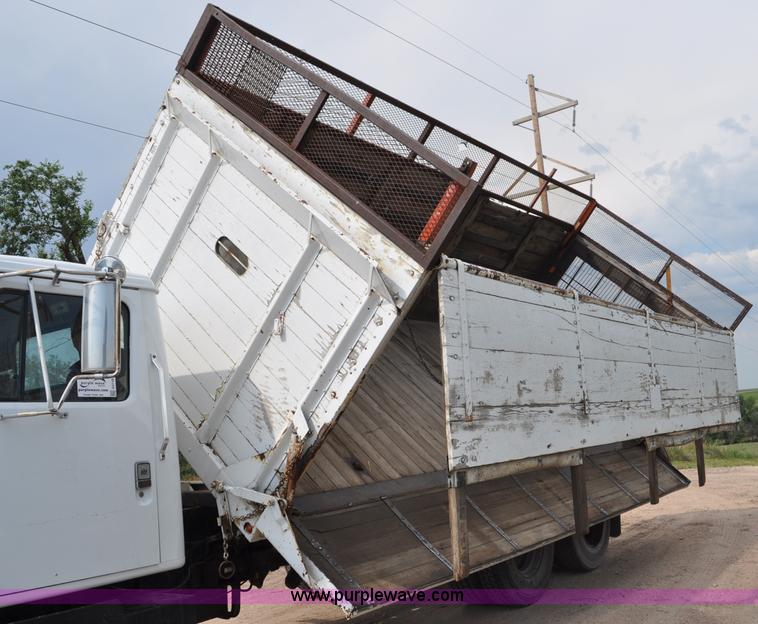 image for item G6148 1979 International 1854 dump truck