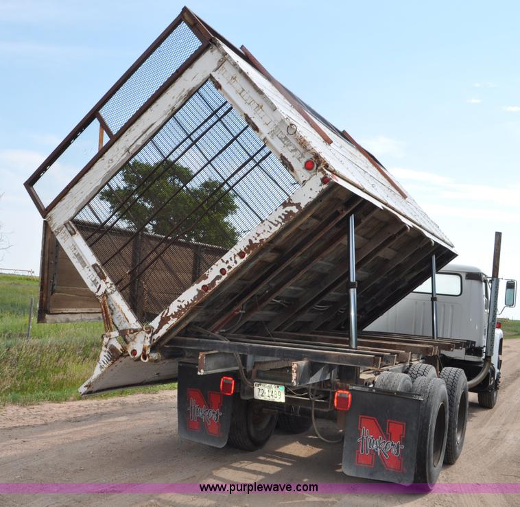image for item G6148 1979 International 1854 dump truck