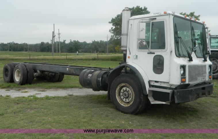 image for item G7989 1990 Mack MR690S semi truck
