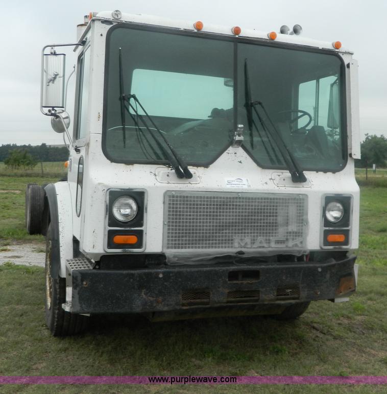 image for item G7989 1990 Mack MR690S semi truck
