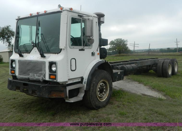 image for item G7989 1990 Mack MR690S semi truck