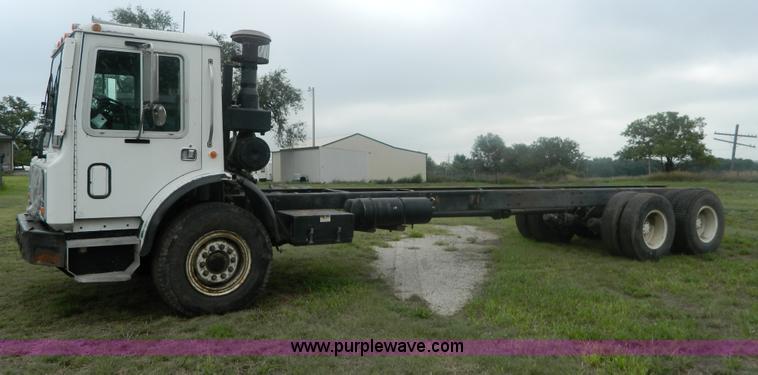 image for item G7989 1990 Mack MR690S semi truck