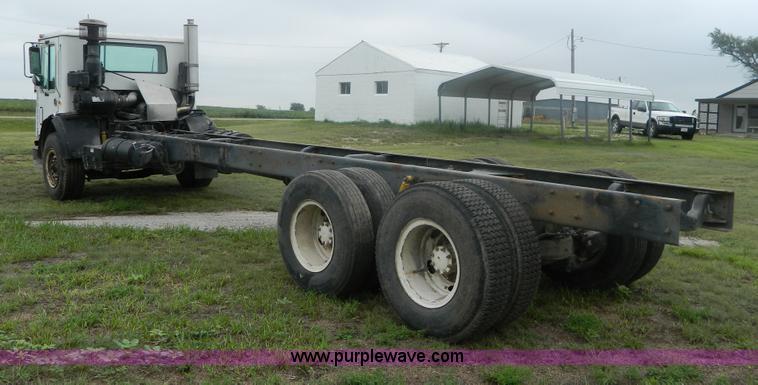 image for item G7989 1990 Mack MR690S semi truck