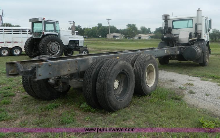 image for item G7989 1990 Mack MR690S semi truck