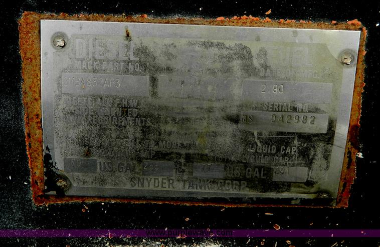 image for item G7989 1990 Mack MR690S semi truck