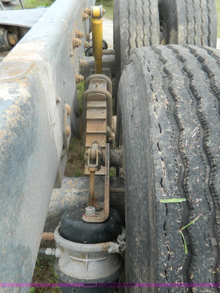 image for item G7989 1990 Mack MR690S semi truck