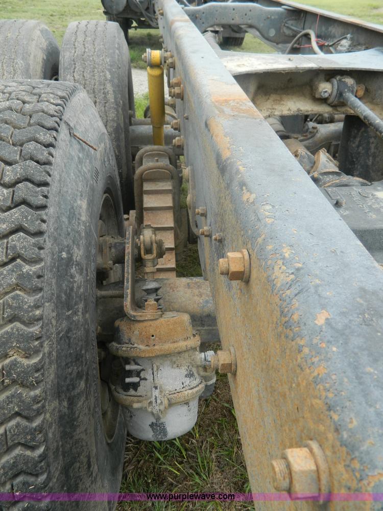 image for item G7989 1990 Mack MR690S semi truck