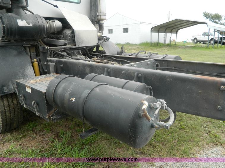 image for item G7989 1990 Mack MR690S semi truck