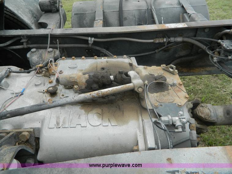 image for item G7989 1990 Mack MR690S semi truck