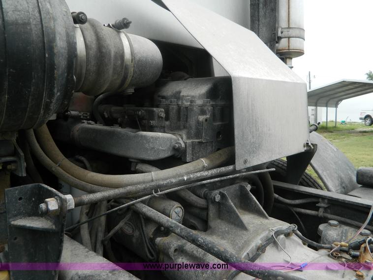 image for item G7989 1990 Mack MR690S semi truck