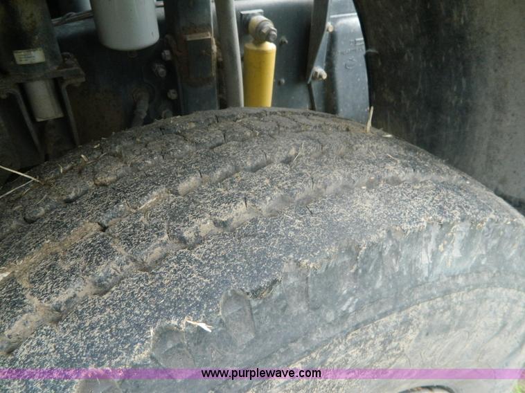 image for item G7989 1990 Mack MR690S semi truck