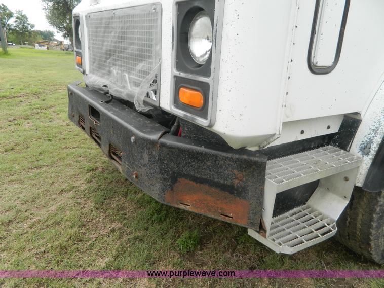 image for item G7989 1990 Mack MR690S semi truck