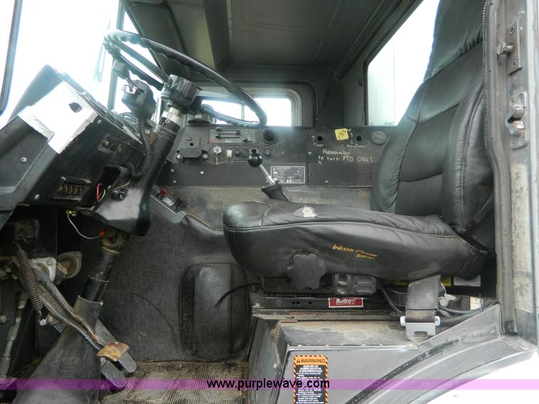 image for item G7989 1990 Mack MR690S semi truck