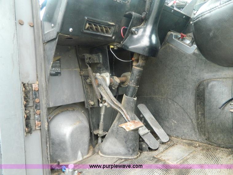 image for item G7989 1990 Mack MR690S semi truck