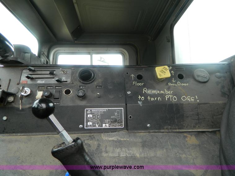 image for item G7989 1990 Mack MR690S semi truck