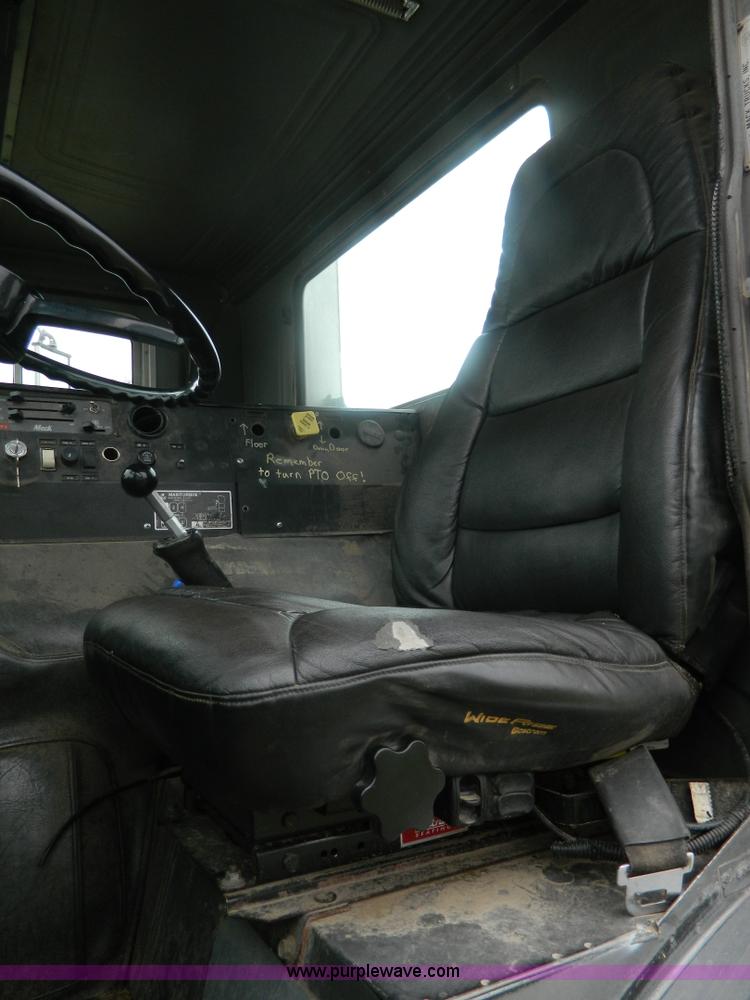 image for item G7989 1990 Mack MR690S semi truck