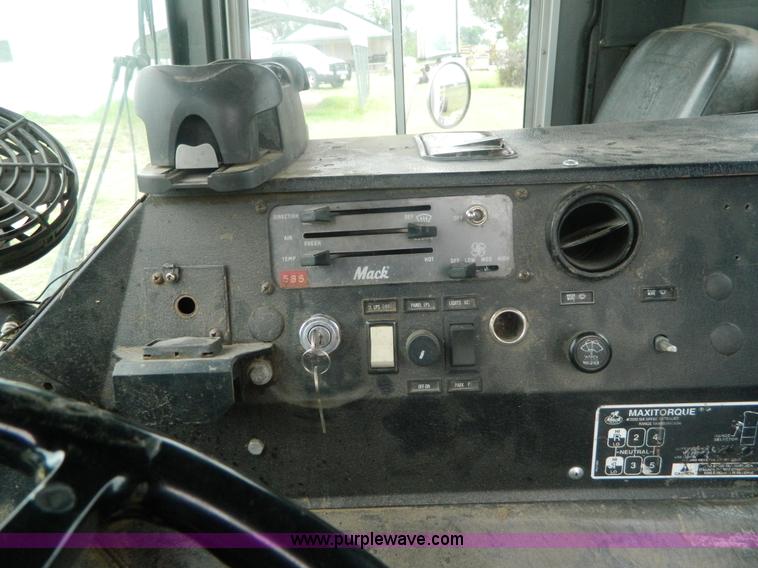 image for item G7989 1990 Mack MR690S semi truck