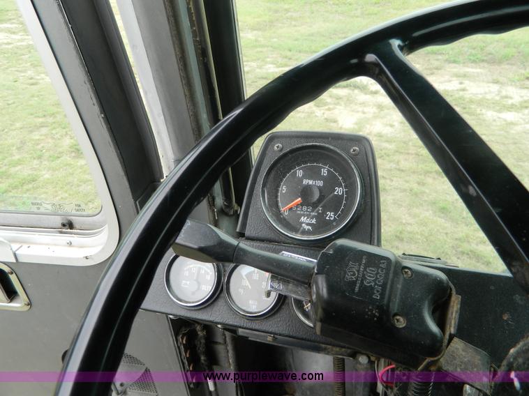 image for item G7989 1990 Mack MR690S semi truck