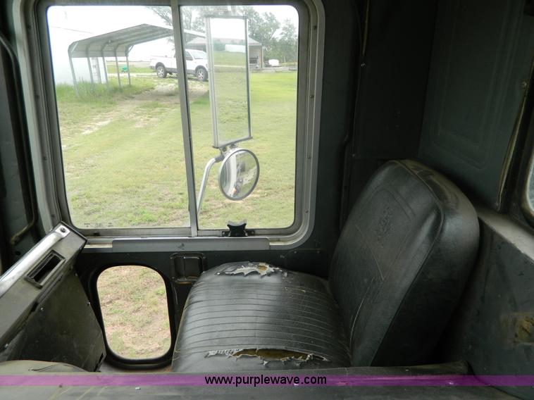 image for item G7989 1990 Mack MR690S semi truck