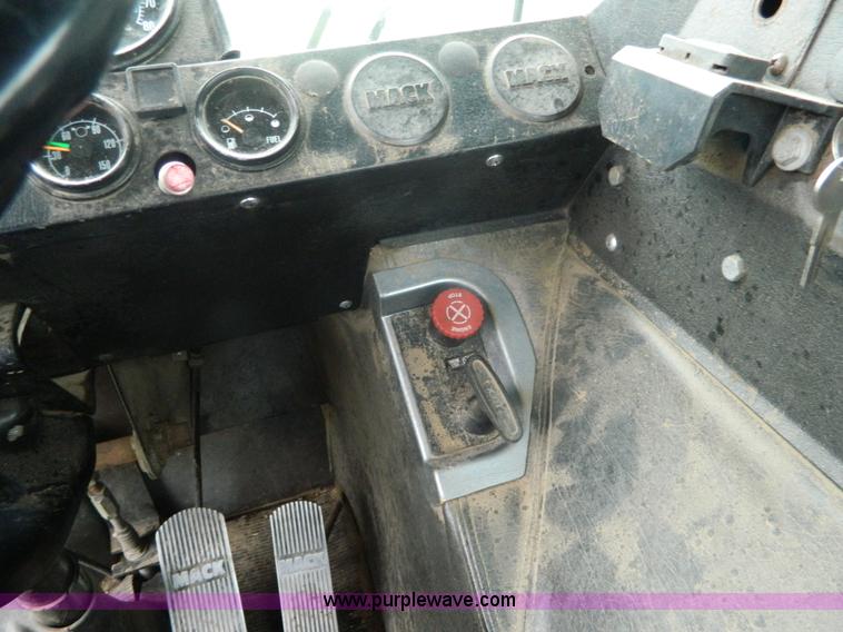 image for item G7989 1990 Mack MR690S semi truck