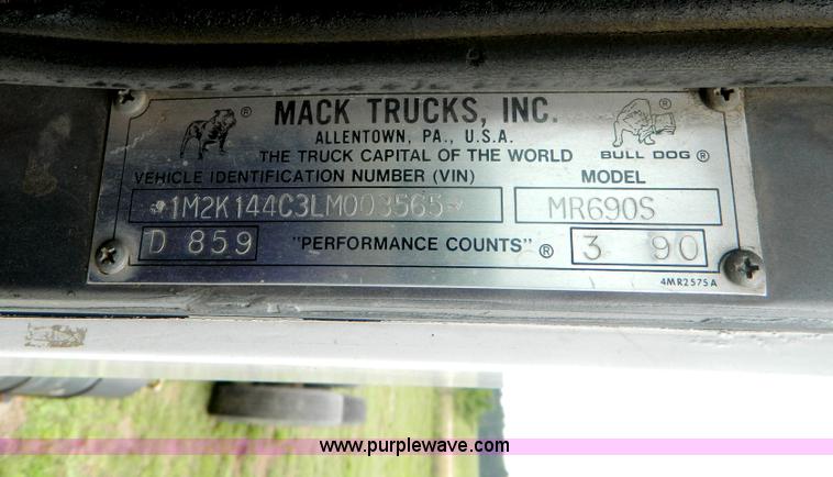 image for item G7989 1990 Mack MR690S semi truck