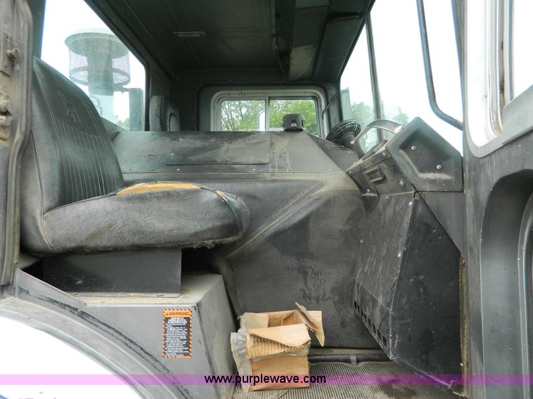 image for item G7989 1990 Mack MR690S semi truck