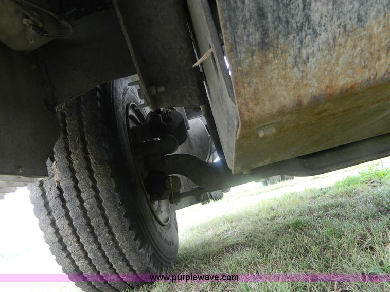 image for item G7989 1990 Mack MR690S semi truck