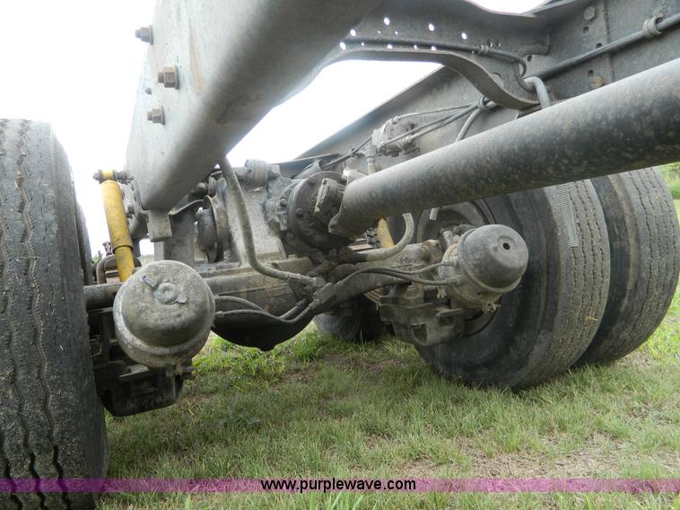 image for item G7989 1990 Mack MR690S semi truck