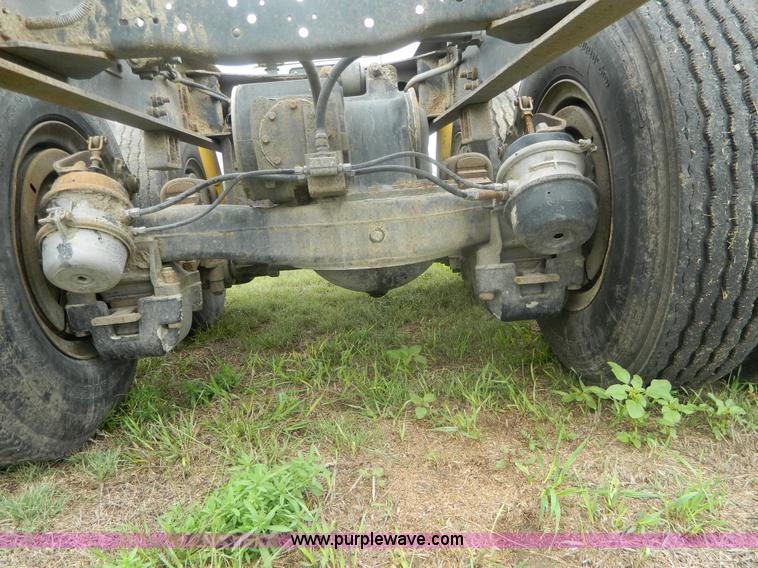 image for item G7989 1990 Mack MR690S semi truck