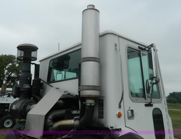 image for item G7989 1990 Mack MR690S semi truck