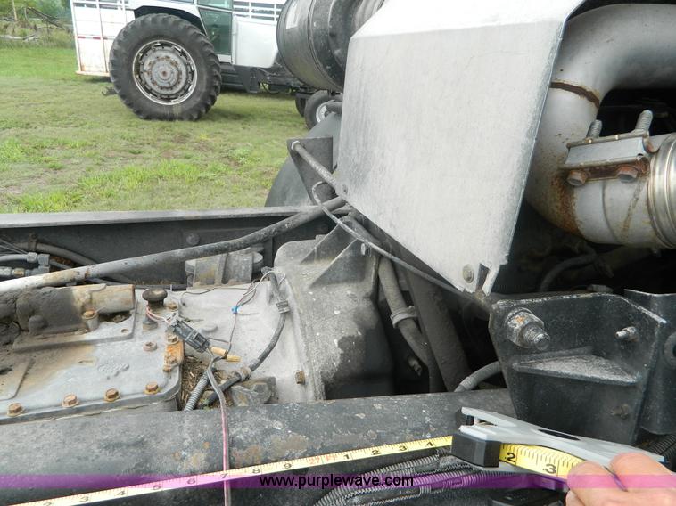 image for item G7989 1990 Mack MR690S semi truck