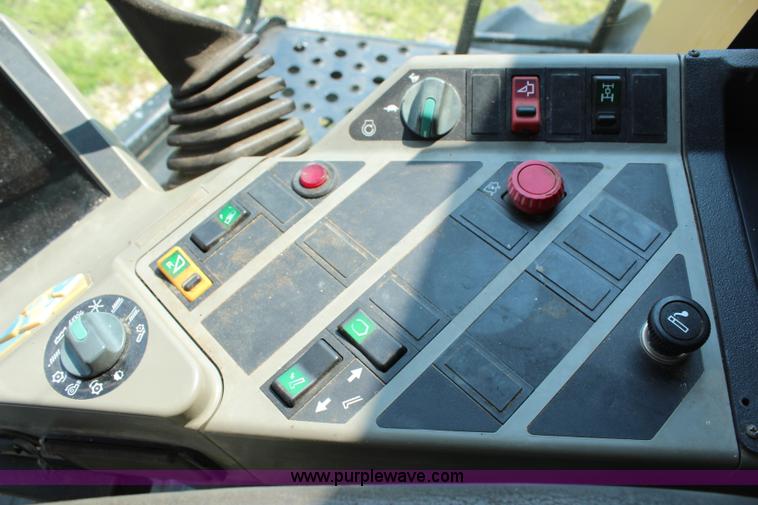 image for item H6539 1998 Caterpillar Lexion 460 RWA combine