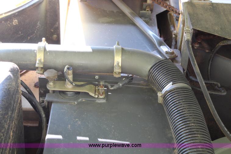 image for item H6539 1998 Caterpillar Lexion 460 RWA combine