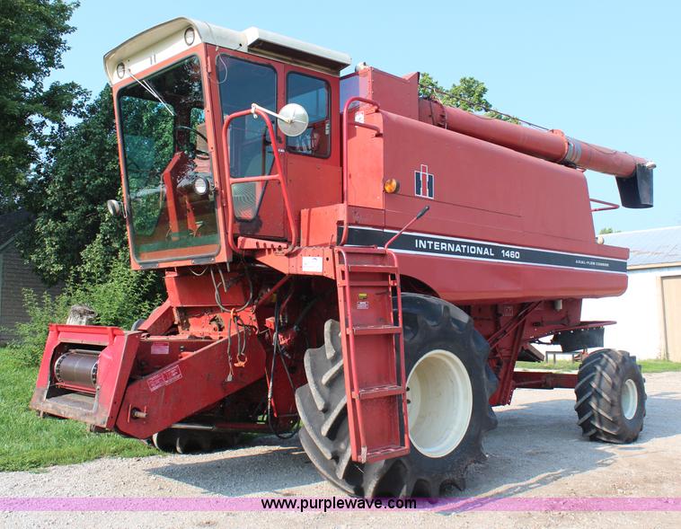 image for item H6663 1984 International 1460 combine