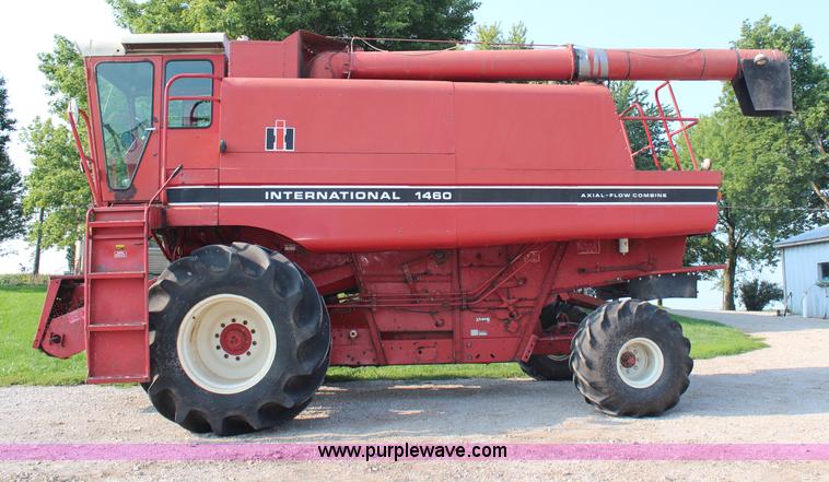image for item H6663 1984 International 1460 combine