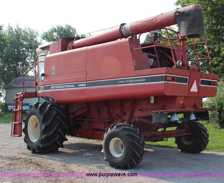 image for item H6663 1984 International 1460 combine