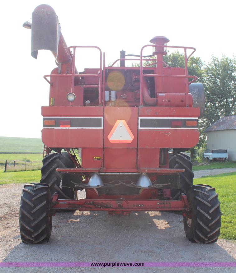 image for item H6663 1984 International 1460 combine