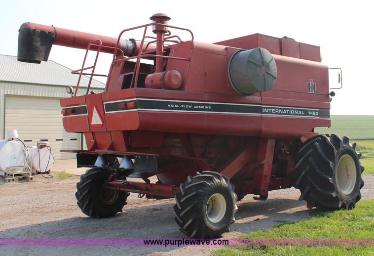 image for item H6663 1984 International 1460 combine