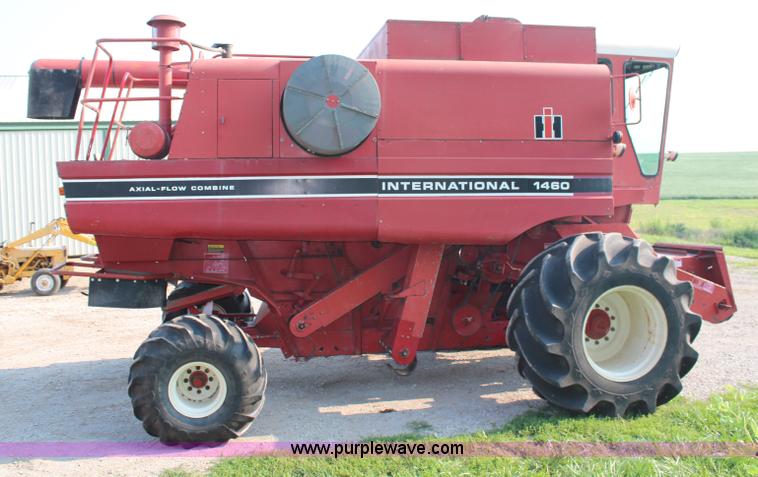 image for item H6663 1984 International 1460 combine