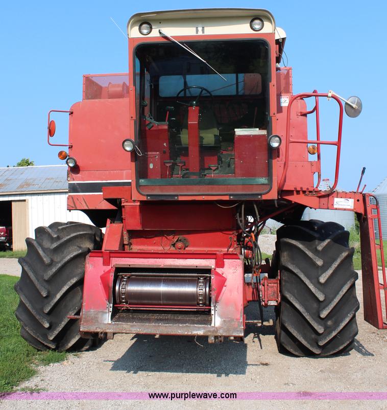 image for item H6663 1984 International 1460 combine