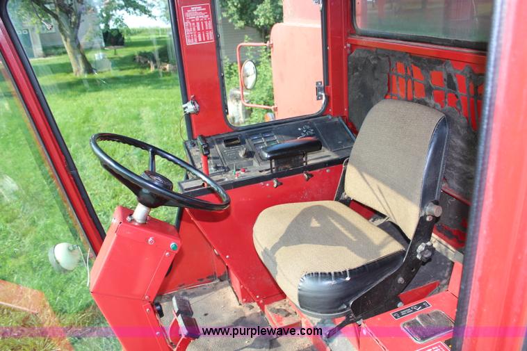 image for item H6663 1984 International 1460 combine