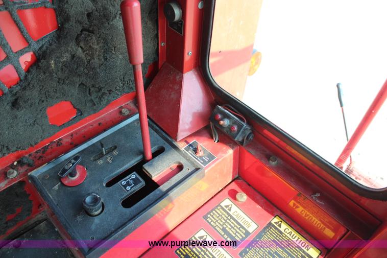 image for item H6663 1984 International 1460 combine